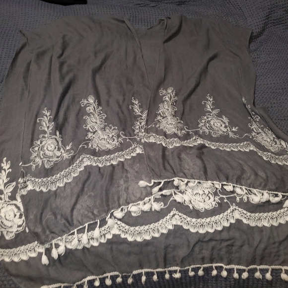 GRAY and white over the shoulder kimono - Picture 1 of 3